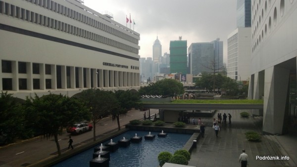 Chiny - Hongkong - trawnik na zadaszeniu nad wejściem - kwiecień 2013