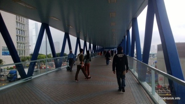 Chiny - Hongkong - zadaszone kładka do terminalu promowego - kwiecień 2013