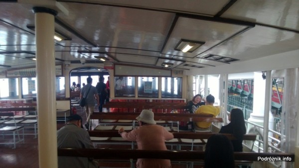 Chiny - Hongkong - wnętrze promu kursującego na Zatoce Wiktorii - kwiecień 2013