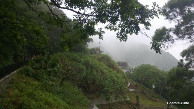 Chiny - Hongkong - Wzgórze Wiktorii (The Peak) - ścieżka niedaleko szczytu na końcu której widać jeden z mniejszych tarasów widokowych - kwiecień 2013