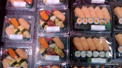 Chiny - Hongkong - porcje jedzenia w sklepowej lodówce - sushi - kwiecień 2013