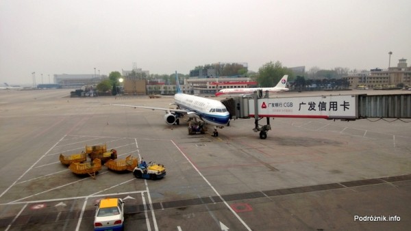 China Southern - Airbus 321 - CZ309 - B-6318  - samolot stojący przy rękawie na pekińskim lotnisku - kwiecień 2013