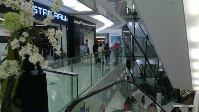 Chiny - Pekin - okolice dworca kolejowego Dongzhimen - galeria handlowa - kwiecień 2013