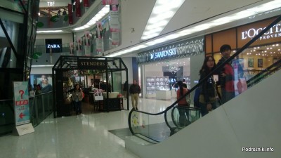 Chiny - Pekin - okolice dworca kolejowego Dongzhimen - galeria handlowa - widoczne logo ZARA i SWAROVSKI - kwiecień 2013