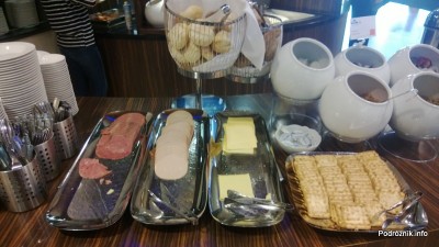 Holandia - Lotnisko w Amsterdamie - Amsterdam Airport Schiphol KLM Crown Lounge - tace z serem i wędliną - kwiecień 2013