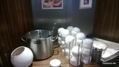 Holandia - Lotnisko w Amsterdamie - Amsterdam Airport Schiphol - KLM Crown Lounge - garnek z zupą i misa z grzankami - kwiecień 2013