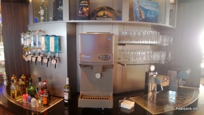 Holandia - Lotnisko w Amsterdamie - Amsterdam Airport Schiphol - KLM Crown Lounge - samoobsługowy bar z napojami - kwiecień 2013