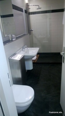 Holandia - Lotnisko w Amsterdamie - Amsterdam Airport Schiphol - AMS - Mercure Hotel - otwarte drzwi do łazienki - kwiecień 2013