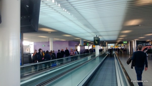 Holandia - Lotnisko w Amsterdamie - Amsterdam Airport Schiphol - ruchomy chodnik między terminalami - kwiecień 2013