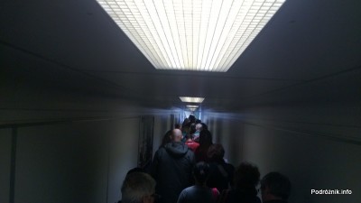 Holandia - Lotnisko w Amsterdamie - Amsterdam Airport Schiphol - osoby czekające w rękawie na wejście do samolotu CSA - kwiecień 2013