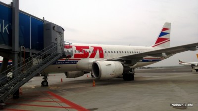 Czechy - Port lotniczy Praga imienia Vaclava Havla dawniej Port lotniczy Praga-Ruzyne - Airbus A319 - OK-MEK - samolot przy rękawie - kwiecień 2013