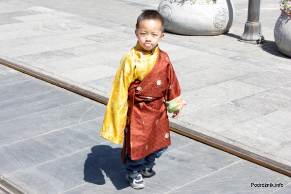 Chiny - Pekin - chiński chłopiec jak mały książę - kwiecień 2013
