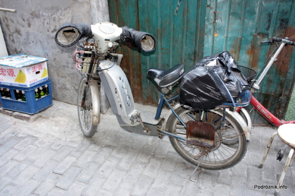 Chiny - Pekin - motor z mufkami chroniącymi ręce w zimnie - kwiecień 2013