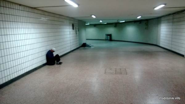 Chiny - Pekin - bezdomni w przejściu podziemnym niedaleko stacji metra Qianmen przy Placu Niebiańskiego Spokoju - kwiecień 2013