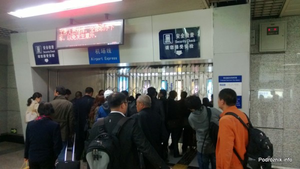 Chiny - Pekin - stacja Dongzhimen - krata broniąca dostępu do Airport Express od strony metra  - kwiecień 2013