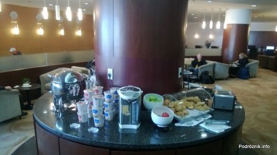 Chiny - Pekin - Lotnisko - BGS Premier Lounge Beijing Capital International Airport Terminal 2 - przekąski - kwiecień 2013