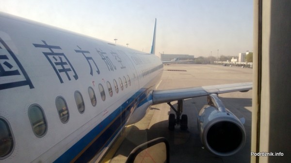 China Southern - Airbus 321 - CZ310 - B-6317 - widok na samolot z drzwi wejściowych - kwiecień 2013