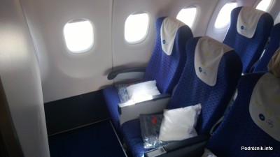 China Southern - Airbus 321 - CZ310 - B-6317 - Klasa ekonomiczna plus - Premium Economy Class - fotele w pierwszych rzędach z tacami w podłokietnikach - kwiecień 2013