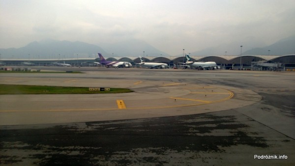 Lotnisko w Hongkongu - Hong Kong International Airport - samoloty na płycie - kwiecień 2013