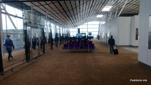 Lotnisko w Hongkongu - Hong Kong International Airport - poczekalnia przy rękawach - kwiecień 2013