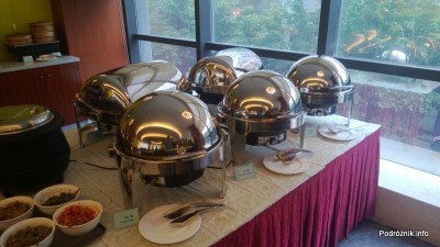 Chiny - Hotel Holiday Inn Express Shenzhen Luohu - stołówka - lada z daniami na ciepło w podgrzewaczach - kwiecień 2013
