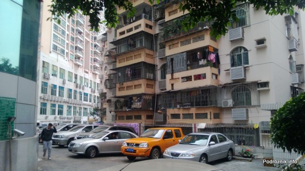 Chiny - Shenzhen - zakratowane okna i balkony w budynku mieszkalnym - kwiecień 2013