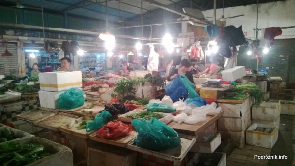 Chiny - Shenzhen - koniec pracy na małym bazarze - kwiecień 2013