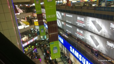 Chiny - Shenzhen - SEG - widok ze schodów ruchomych na niższe piętra - kwiecień 2013