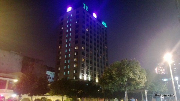 Chiny - Makao - Hotel Best Western Sun Sun Makau - nocne zdjęcie z zewnątrz - kwiecień 2013