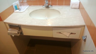 Chiny - Makao - Hotel Best Western Sun Sun Makau - pokój dwuosobowy - łazienka - umywalka - kwiecień 2013