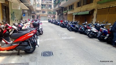 Chiny - Makao - ulica z parkingiem dla skuterów i motorów pod blokiem - kwiecień 2013