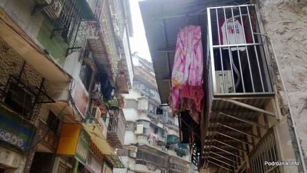 Chiny - Makao - pranie wywieszone do wysuszenia nad ulicą - kwiecień 2013