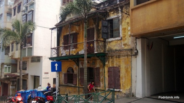 Chiny - Makao - zniszczona żółta kamienica z czasów kolonialnych - kwiecień 2013