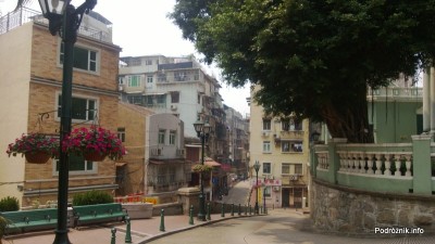 Chiny - Makao - stromo opadająca ulica przy teatrze - kwiecień 2013