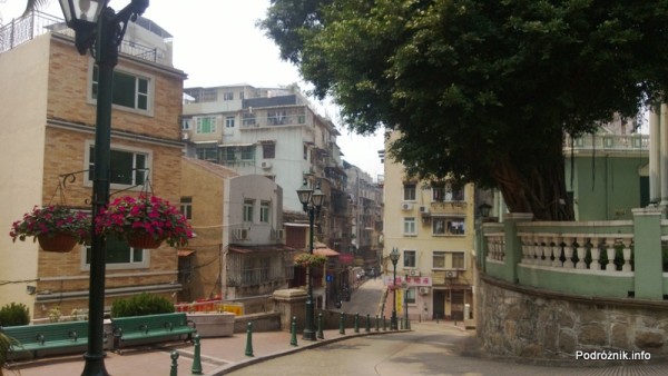 Chiny - Makao - stromo opadająca ulica przy teatrze - kwiecień 2013