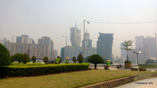 Chiny - Makao - ogrodnicy podczas pracy - kwiecień 2013