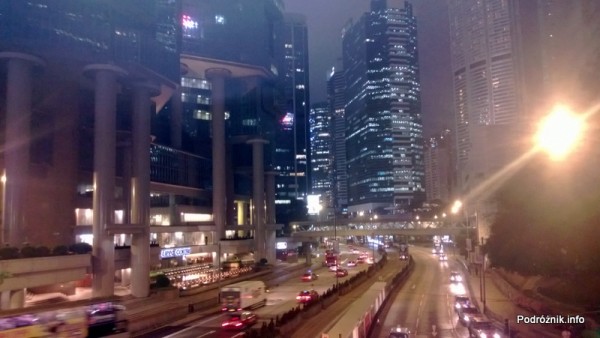 Chiny - Hongkong  - hongkońska arteria między wieżowcami widziana nocą - kwiecień 2013