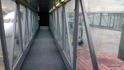 Polska - Warszawa - Lotnisko Chopina - dwa rękawy podpięte do samolotu Polskich Linii Lotniczych LOT Boeing 787 Dreamliner rejs LO3 do Chicago - czerwiec 2013