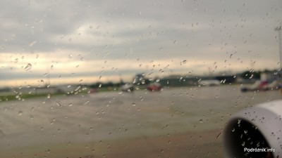 Polskie Linie Lotnicze LOT - Boeing 787 Dreamliner (SP-LRA) - krople deszczu na szybie - czerwiec 2013