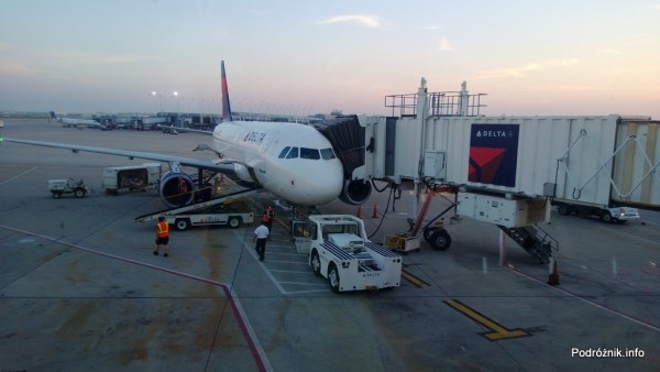 Delta Airlines - Airbus A319 - N362NB - DL977 - Przy rękawie na lotnisku w Chicago (ORD) - czerwiec 2013