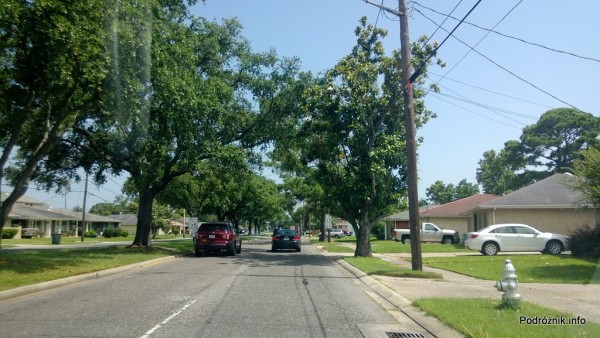 USA - jedna z typowych uliczek na przedmieściach Nowego Orleanu - czerwiec 2013