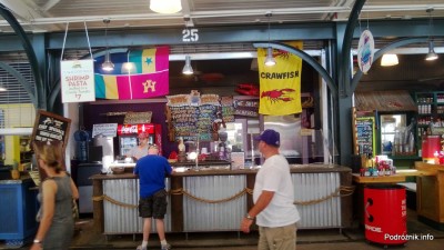 USA - Nowy Orlean - French Market przy French Quarter - kramik z dobrymi owocami morza - czerwiec 2013