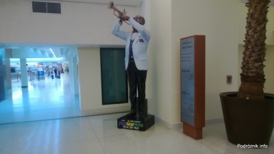 USA - Lotnisko w Nowym Orleanie (Louis Armstrong New Orleans International Airport MSY) - pomnik patrona - czerwiec 2013