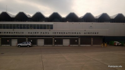 USA - Lotnisko w Minneapolis (Minneapolis Saint Paul International Airport) - napis na budynku terminala - czerwiec 2013