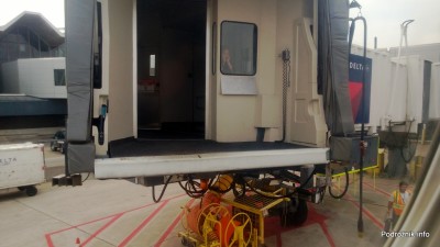 USA - Lotnisko w Minneapolis (Minneapolis Saint Paul International Airport) - rękaw widziany z okna samolotu - czerwiec 2013