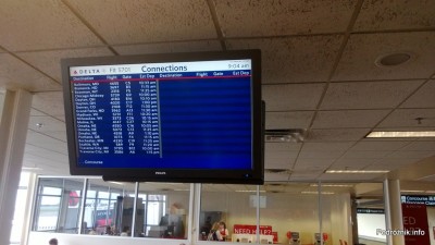 USA - Lotnisko w Minneapolis (Minneapolis Saint Paul International Airport) - ekran z informacjami o połączeniach dla pasażerów przylatujących rejsem DL5701 - czerwiec 2013