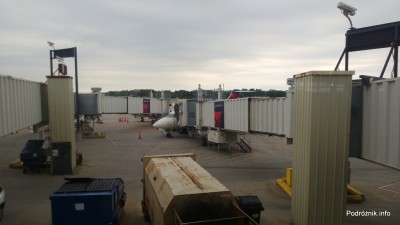 Delta Air Lines - Canadair Regional Jet CRJ-900 - N935XJ - samplot przy rękawie - czerwiec 2013