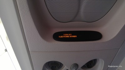 Delta Air Lines - Canadair Regional Jet CRJ-900 - N935XJ - DL3373 - napis z prośbą o wyłączenie urządzeń elektronicznych - czerwiec 2013