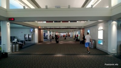 USA - Lotnisko Milwaukee MKE - wnętrze terminala - czerwiec 2013