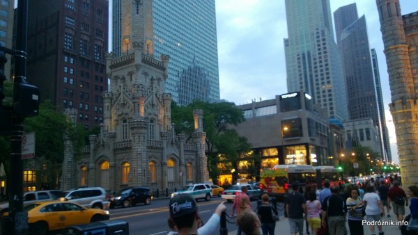 USA - Chicago - kościół otoczony wysokimi budynkami - czerwiec 2013